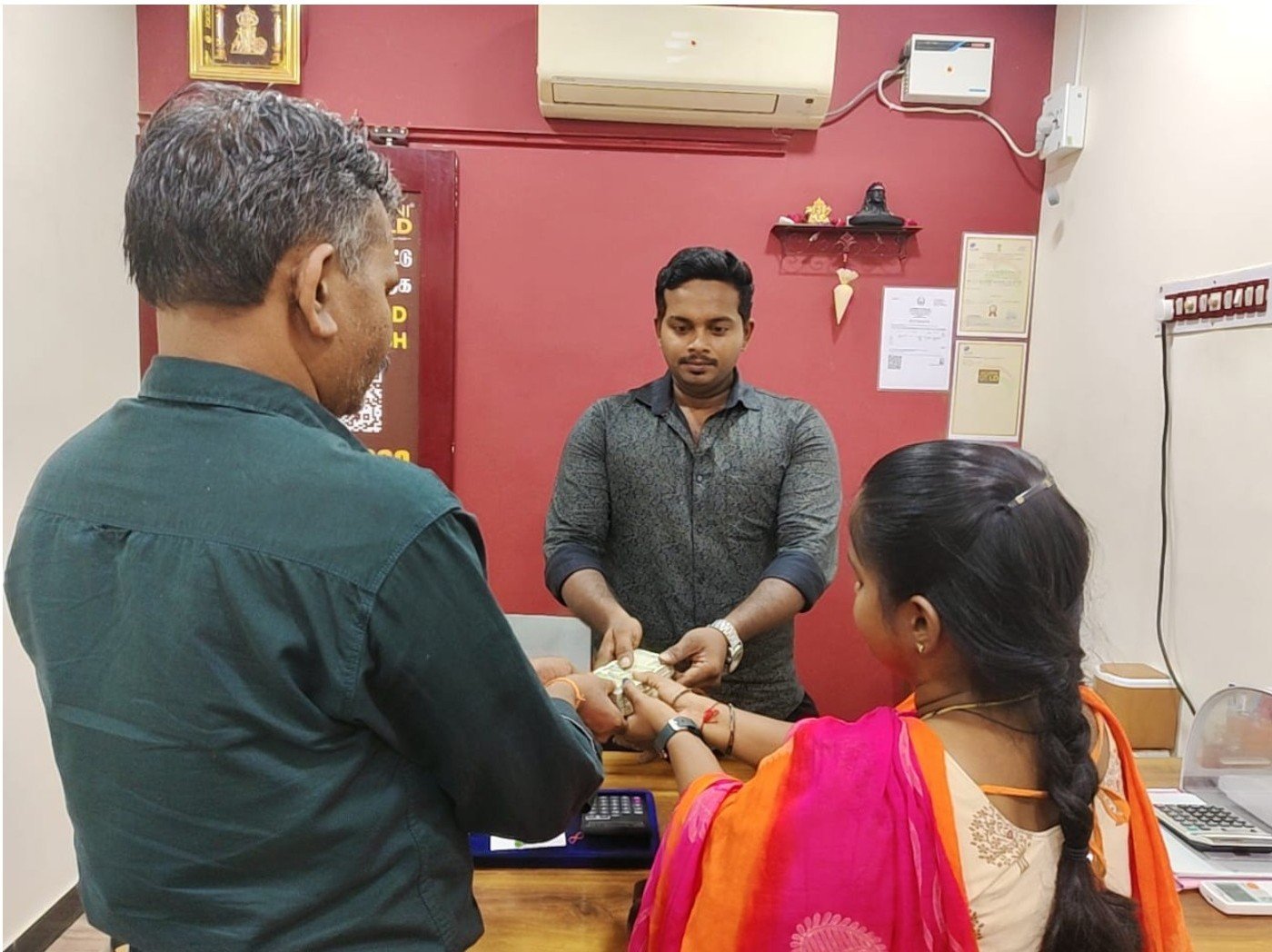 Gold jewelry and gold coins with live rate scale